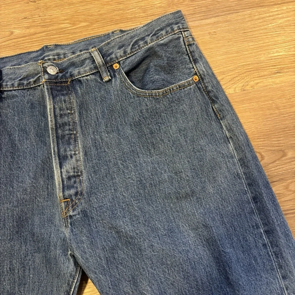 Levis 501 Denim Jeans Mens‎ Size 40 X 30 Original Fit Button Fly Medium Wash 1M